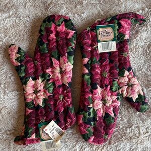 Victorian Vintage Dead Stock NWT Noel Red Poinsettia set of 2 Oven Mittens